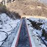 游客如何乘坐滑雪場魔毯 雪地輸送人員設備 諾泰克魔毯